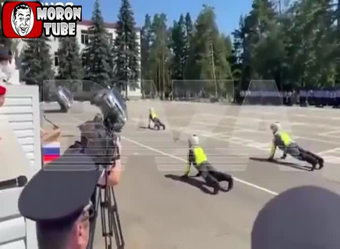 Video :At the exhibition, a car collides with a Russian police officer